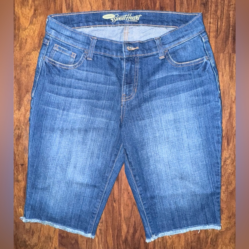 Old Navy Sweetheart Bermuda Jean Shorts Cut Off Women’s Size 6